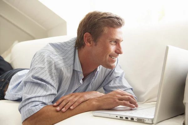 Hombre usando el ordenador portátil Relajante — Foto de Stock