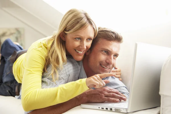 Par med laptop avkopplande — Stockfoto