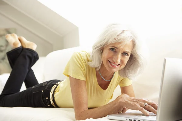 Mujer mayor usando laptop — Foto de Stock