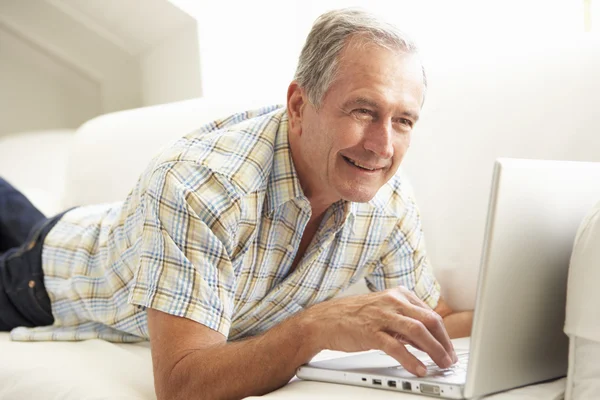 Senior man met laptop — Stockfoto