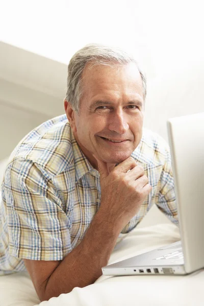 Hombre mayor usando portátil — Foto de Stock