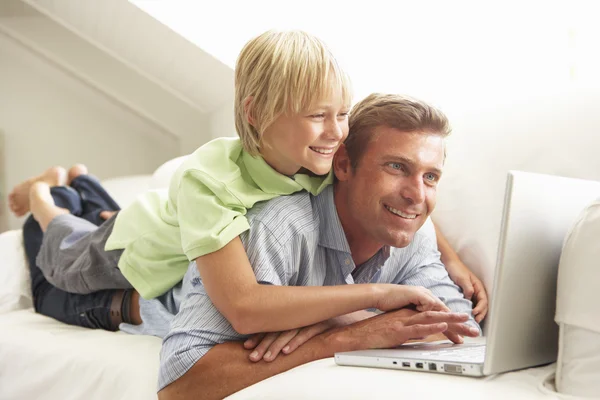 Apa és fia használja laptop — Stock Fotó