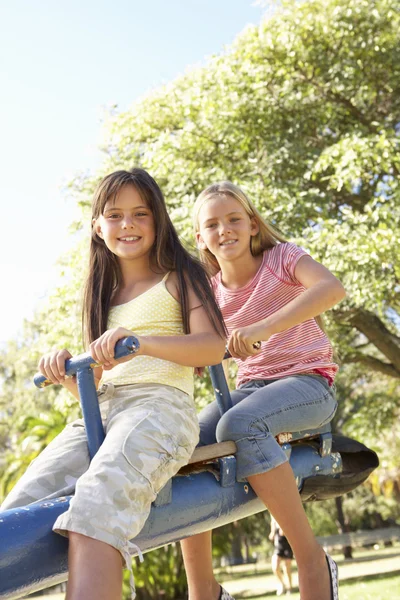 Mädchen reiten auf Säge — Stockfoto