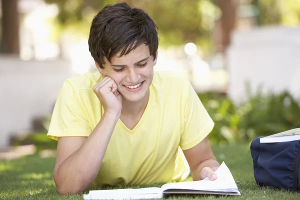 Estudiante adolescente masculino estudiando en el parque — Foto de Stock