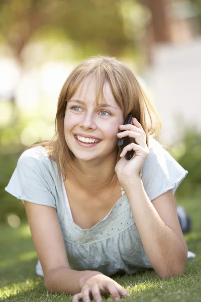 Genç Kızın Cep Telefonuyla Park Döşeme — Stok fotoğraf
