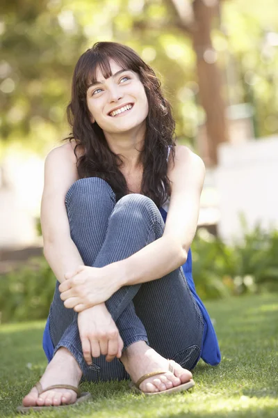 Portré tizenéves lány ül a parkban — Stock Fotó