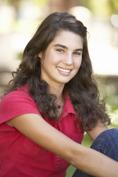 Portré tizenéves lány ül a parkban — Stock Fotó