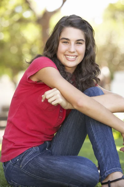 Portrét Dospívající Dívka Sedící Parku — Stock fotografie