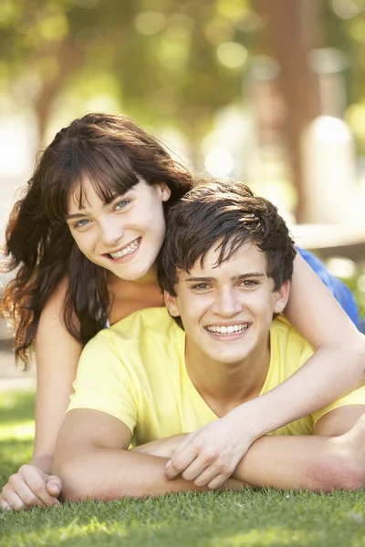 Portret romantyczny nastolatek para siedzi w parku — Zdjęcie stockowe