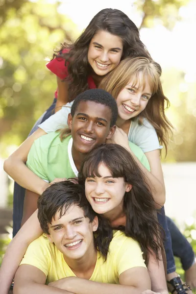 Group Teenagers Piled Park — Stock Photo, Image