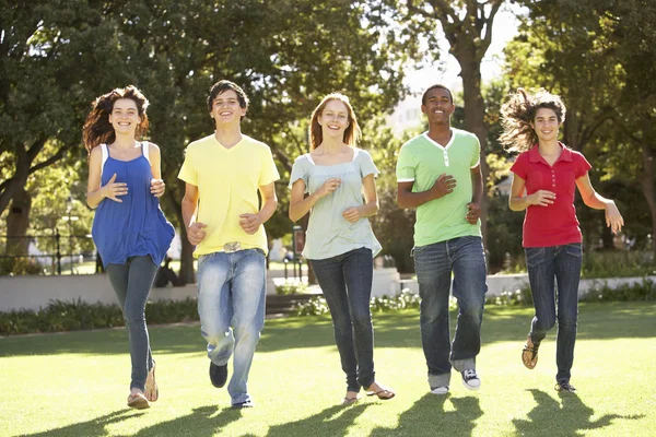 Grupo Adolescentes Corriendo Por Parque — Foto de Stock