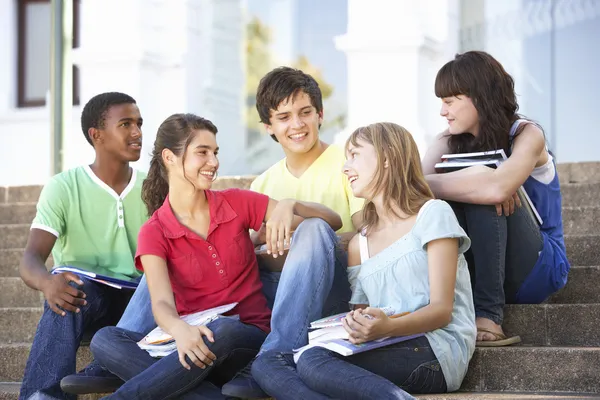 Gruppe Von Teenager Freunden Sitzt Auf College Stufen Außerhalb — Stockfoto