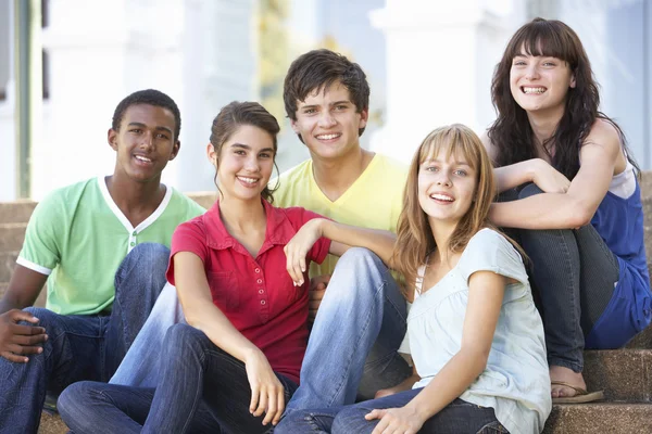 Üniversite Adımlar Dışında Oturan Genç Arkadaş Grubu — Stok fotoğraf