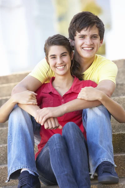 Εφηβική ζευγάρι που κάθεται στο κολέγιο βήματα έξω από — Φωτογραφία Αρχείου