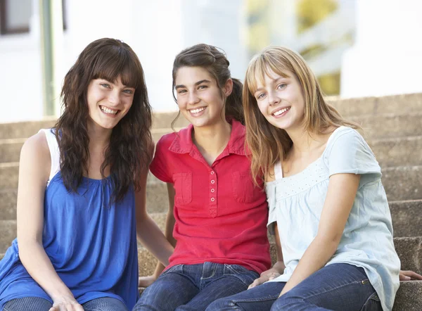 Üniversite Adımlar Dışında Oturan Genç Kadın Arkadaş Grubu — Stok fotoğraf