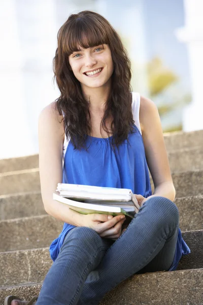 Adolescente Estudiante Sentado Fuera Universidad Pasos — Foto de Stock