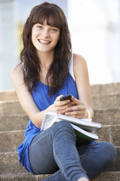 Adolescente Estudante Sentado Fora Etapas Faculdade Usando Mobile — Fotografia de Stock