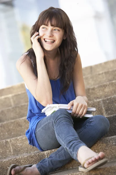 Studente adolescente seduto fuori sui passaggi del college — Foto Stock