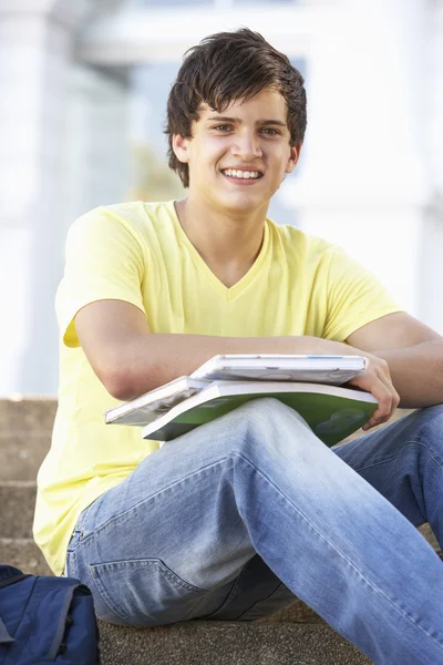 Manlig Teenage Student Sitter Utanför College Steg — Stockfoto