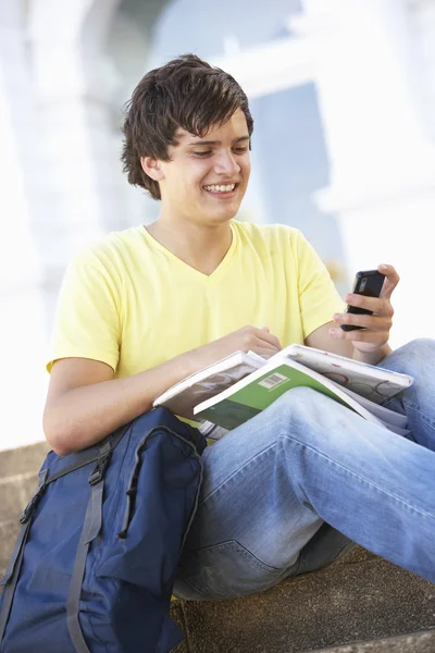Männlich Teenager Student Sitting Draußen Auf Hochschule Steps Using Mobi — Stockfoto