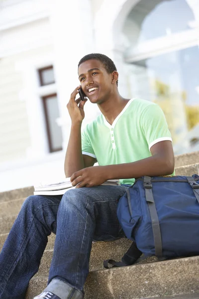 Manlig Teenage Student Sitter Utanför College Steg — Stock fotografie