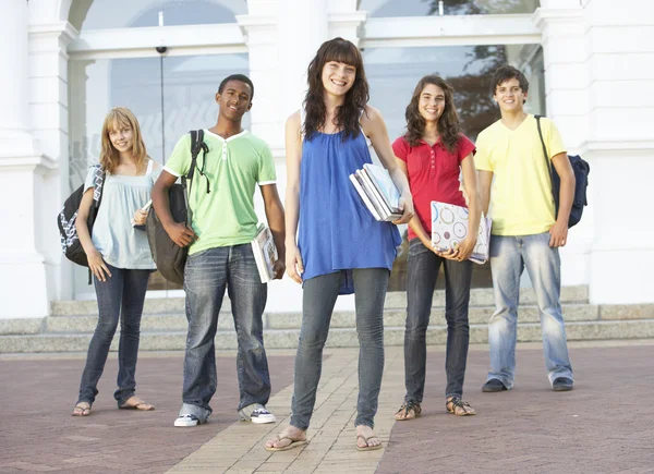 Skupina nezletilých studentů stojící mimo budovu školy — Stock fotografie