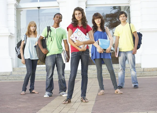 Gruppo Studenti Adolescenti Piedi Fuori Del College Building — Foto Stock