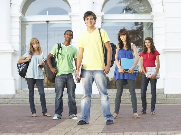Grupa Nastoletnich Uczniów Stojący Poza Budynek Kolegium — Zdjęcie stockowe