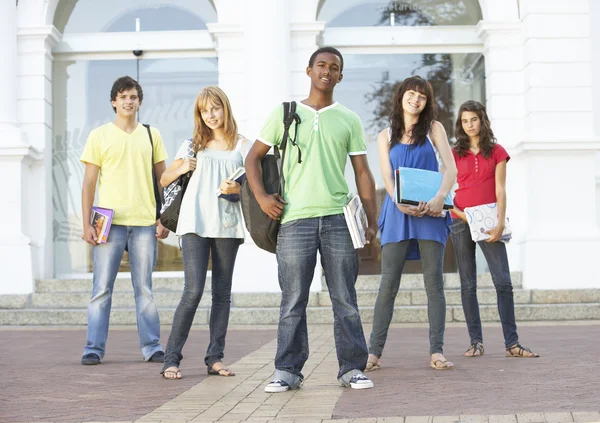 Grupo Estudiantes Adolescentes Pie Fuera Del Edificio Universidad — Foto de Stock
