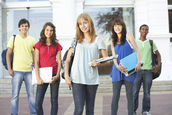 Groep tiener studenten permanent buiten college gebouw — Stockfoto