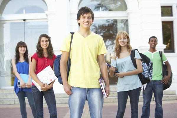 Grupo de estudantes adolescentes em pé fora do prédio da faculdade — Fotografia de Stock