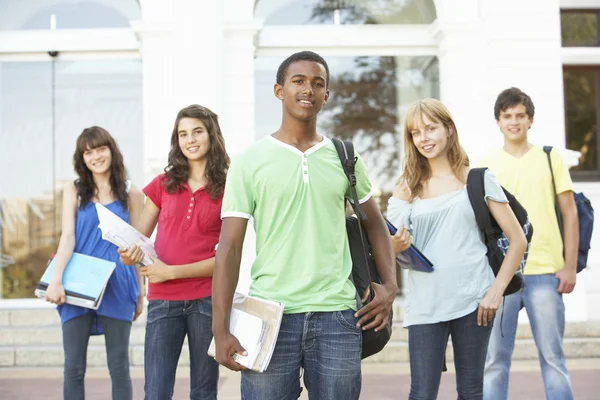 大学建物の外に立っている十代の学生のグループ — ストック写真
