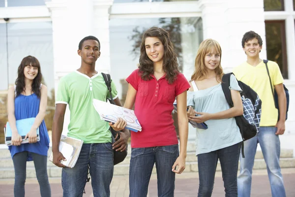 Grupo de estudiantes adolescentes de pie fuera del edificio de la universidad —  Fotos de Stock