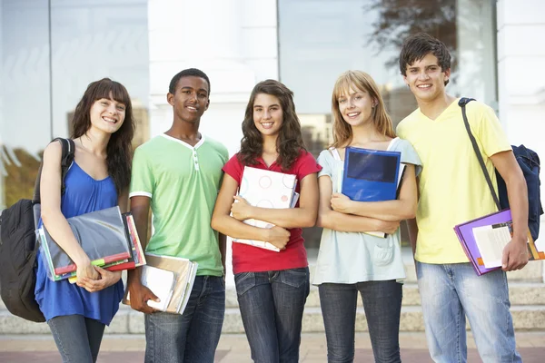 Groep Tiener Studenten Permanent Buiten College Gebouw — Stockfoto