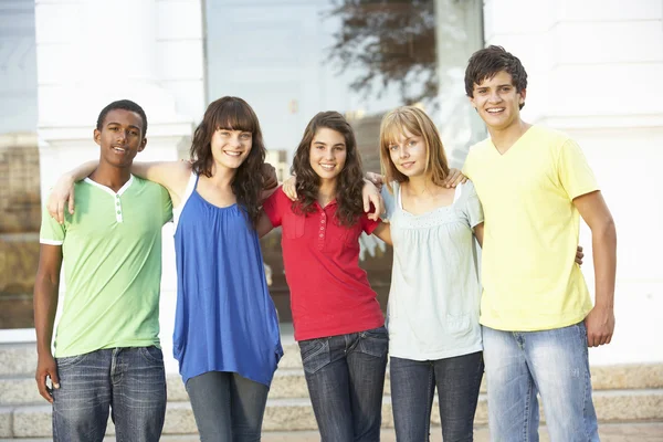 Grupa Nastoletnich Uczniów Stojący Poza Budynek Kolegium — Zdjęcie stockowe