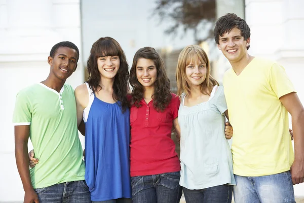 Группа подростков, стоящих у здания колледжа — стоковое фото