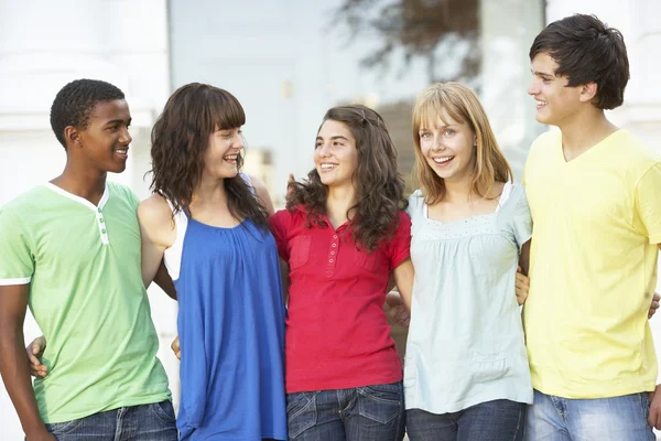 Grupo Estudantes Adolescentes Fora Prédio Faculdade — Fotografia de Stock
