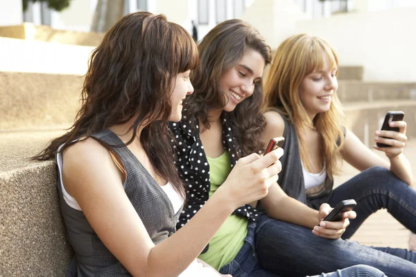 Gruppe Von Teenagern Sitzt Draußen Auf College Stufen Mit — Stockfoto