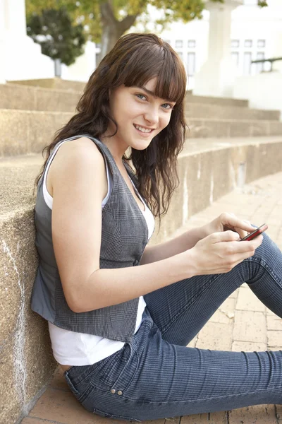 Estudiante Adolescente Sentado Afuera Universidad Pasos Usando Móvil —  Fotos de Stock