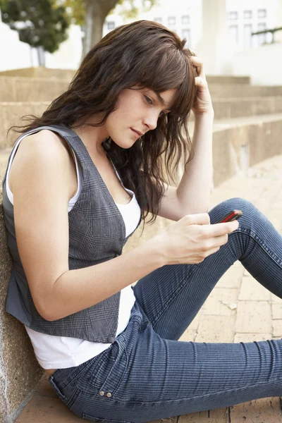 Unglückliche weibliche Teenager-Studentin sitzt draußen auf College-Stufen — Stockfoto
