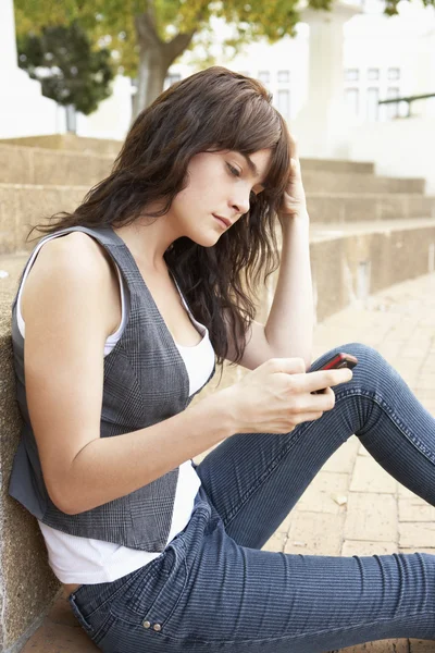 Nieszczęśliwa Kobieta Nastoletnią Student Siedział Zewnątrz Kolegium Kroki — Zdjęcie stockowe