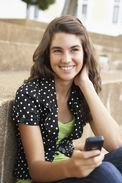 Estudiante adolescente sentado afuera en la universidad pasos usando móvil Ph —  Fotos de Stock