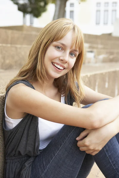Χαμογελώντας Εφηβική Φοιτητής Κάθεται Έξω Στο Κολέγιο Βήματα — Φωτογραφία Αρχείου
