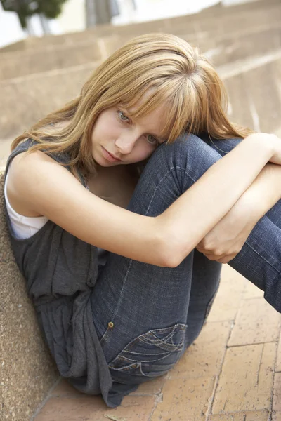 Unglückliche Weibliche Teenager Studentin Sitzt Draußen Auf College Stufen — Stockfoto