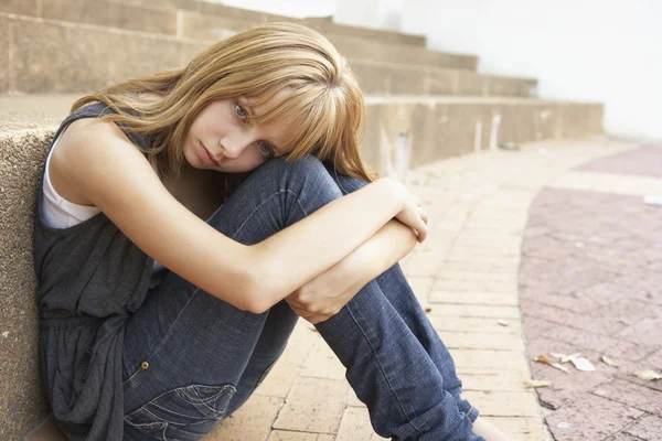 Ongelukkig vrouwelijke tiener student zitten buiten op college stappen — Stockfoto