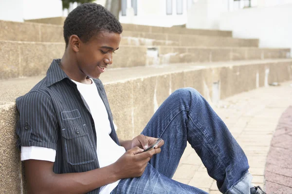 Masculino Adolescente Estudante Sentado Fora Faculdade Passos Usando Mobi — Fotografia de Stock