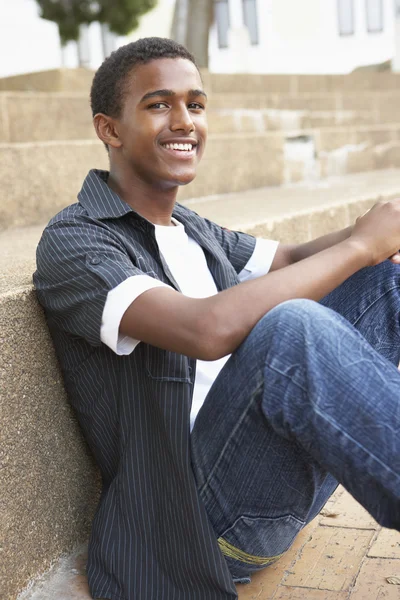 Gülümseyen Erkek Genç Öğrenci Dışında Üniversite Basamaklarında Oturan — Stok fotoğraf