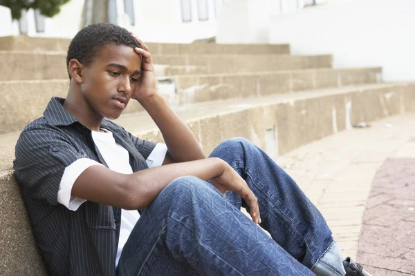 Unglückliche Männliche Teenager Student Sitzt Draußen Auf College Stufen — Stockfoto