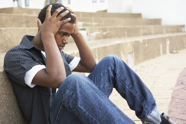 Mutsuz Erkek Genç Öğrenci Dışında Üniversite Basamaklarında Oturan — Stok fotoğraf
