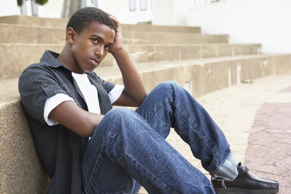 Δυσαρεστημένοι Ανδρική Εφηβική Φοιτητής Κάθεται Έξω Στο Κολέγιο Βήματα — Φωτογραφία Αρχείου